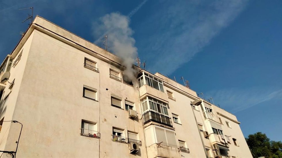 Un afectado por inhalación de humo tras un incendio en una vivienda en Torremolinos
