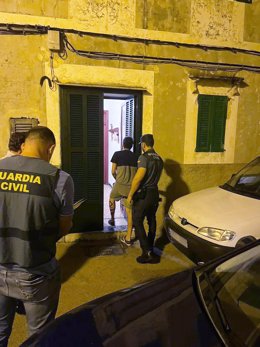 Agentes de la Guardia Civil de Artà junto al detenido.