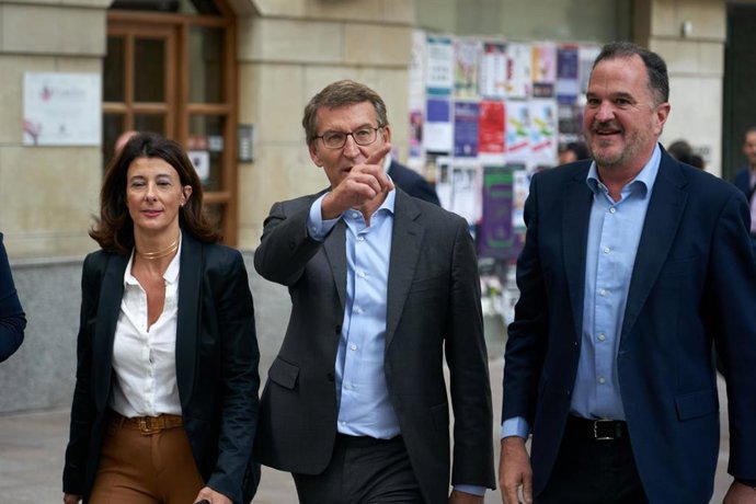 Alberto Núñez Feijóo, junto al presidente y a la secretaria general del PP vasco, Carlos Iturgaiz y Laura Garrido