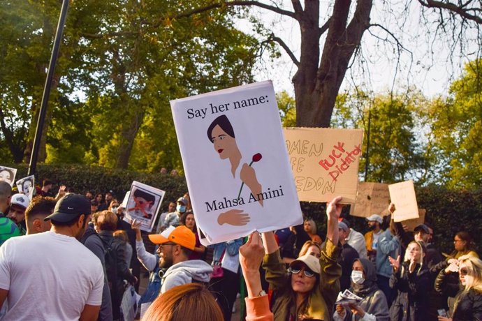 Protestas por la muerte de Mahsa Amini a las puertas de la Embajada de Irán en Londres.