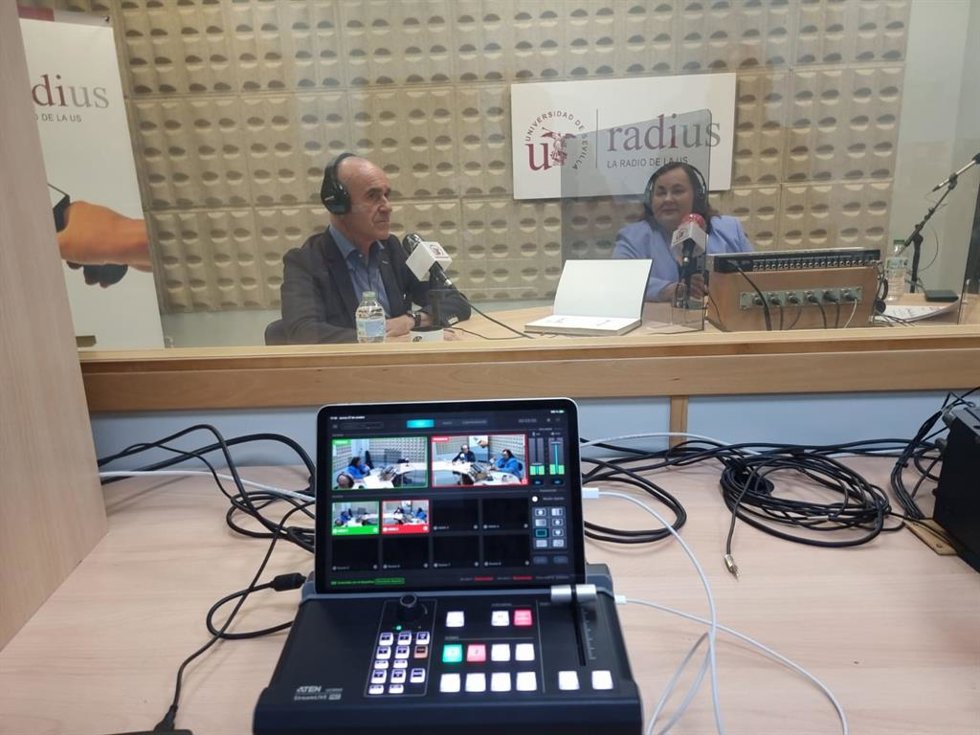 El alcalde de Sevilla, Antonio Muñoz, con la profesora Amparo Graciani, que dirige el programa 'CentenariUS'.