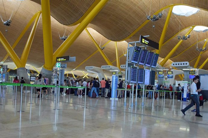 Archivo - Paneles de facturación en la terminal T4 del aeropuerto Adolfo Suárez Madrid-Barajas, a 11 de julio de 2022, en Madrid (España).