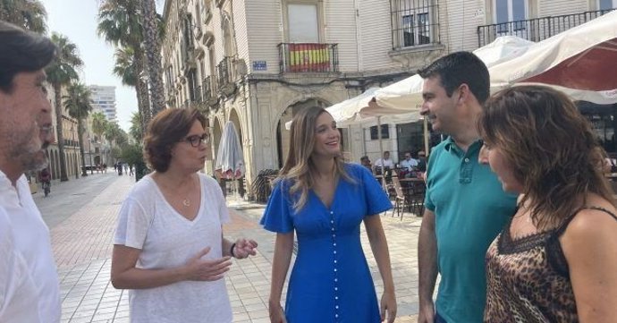 La parlamentaria andaluza por Huelva y portavoz adjunta del Grupo Socialista en la Cámara autonómica, María Márquez (centro), junto a otros representantes del PSOE onubense.