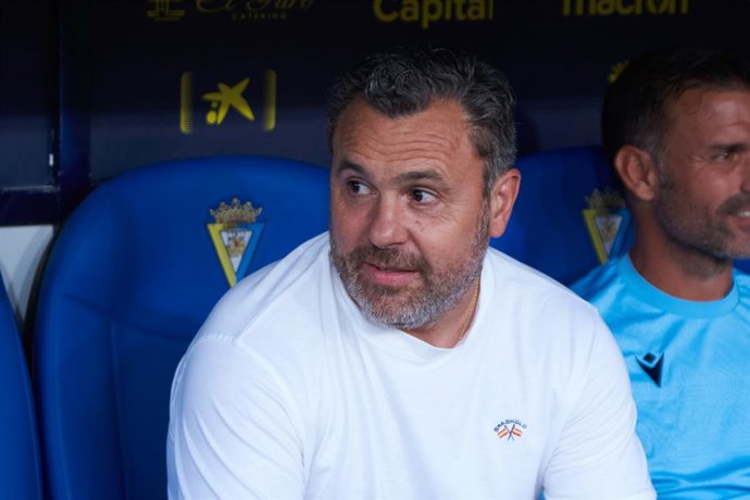 Archivo - Sergio Gonzalez, coach of Cadiz, looks on during the spanish league, La Liga Santander, football match played between Cadiz CF and Athletic Club at Nuevo Mirandilla stadium on August 29, 2022, in Cadiz, Spain.