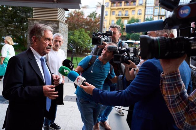 El presidente de Cantabria, Miguel Ángel Revilla, hace declaraciones a los medios