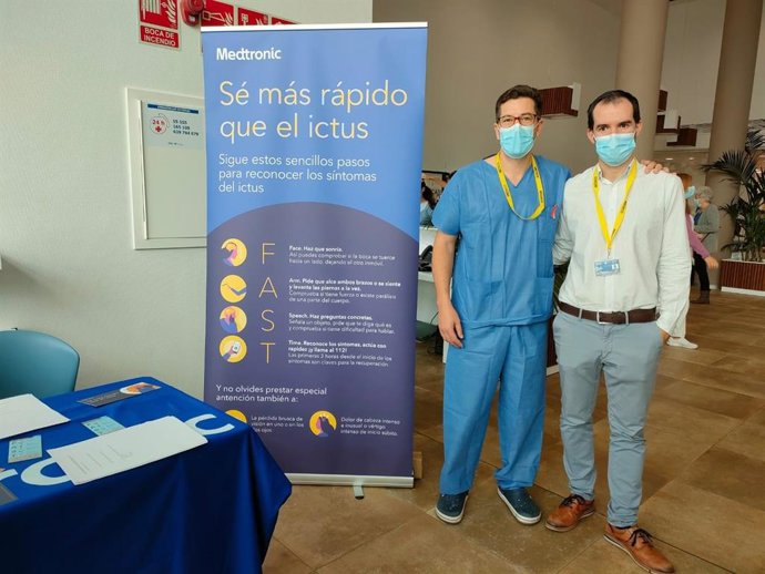 Los doctores Miguel Ángel Castaño (i) y Luis López Mesonero (d), en el Hospital de Salamanca.