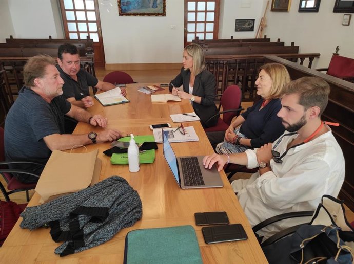 Reunión de la responsable de la Delegación de Desarrollo Democrático de Diputación de Cádiz, Lucía Trujillo, con los representantes del Foro por la Memoria del Campo de Gibraltar
