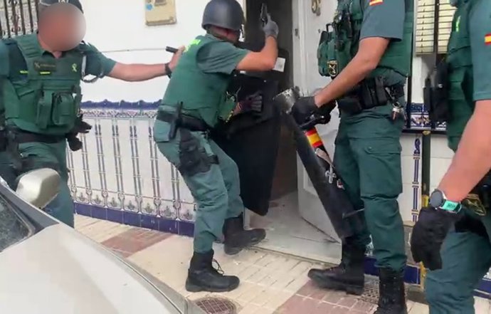 Agentes de la Guardia Civil entrando a una vivienda