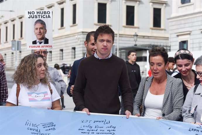 El líder de Más País, Iñigo Errejón, sostiene la bandera trans que la Federación Estatal de Lesbianas, Gais, Trans, Bisexuales, Intersexuales y más (Flegtbi+), Chrysallis y Fundación Triángulo han llevado al Congreso de los Diputados, a 27 de octubre de