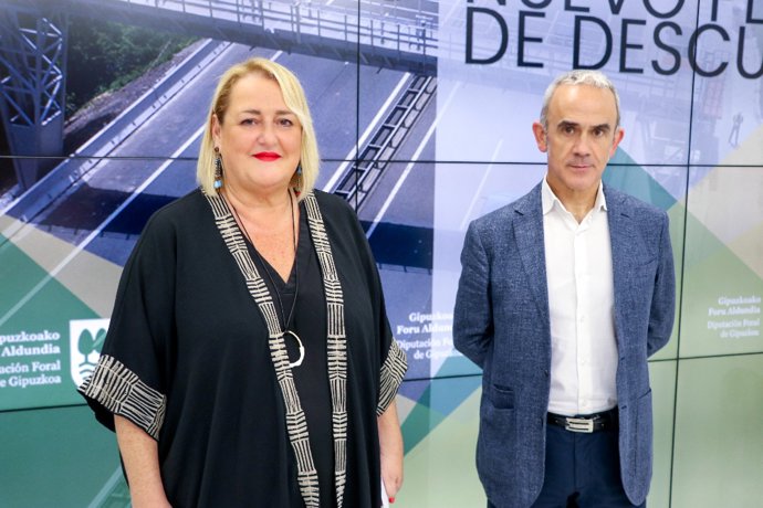 La diputada de Infraestructuras Viarias, Aintzane Oiarbide, y el director de la sociedad foral Bidegi, Alfredo Etxeberria