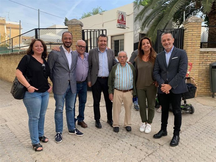 El secretario general del PSOE de Sevilla, Javier Fernández, con el secretario de Política Municipal del PSOE, Alfonso Rodríguez Gómez de Celis, en un centro de mayores del barrio sevillano de San Pablo.
