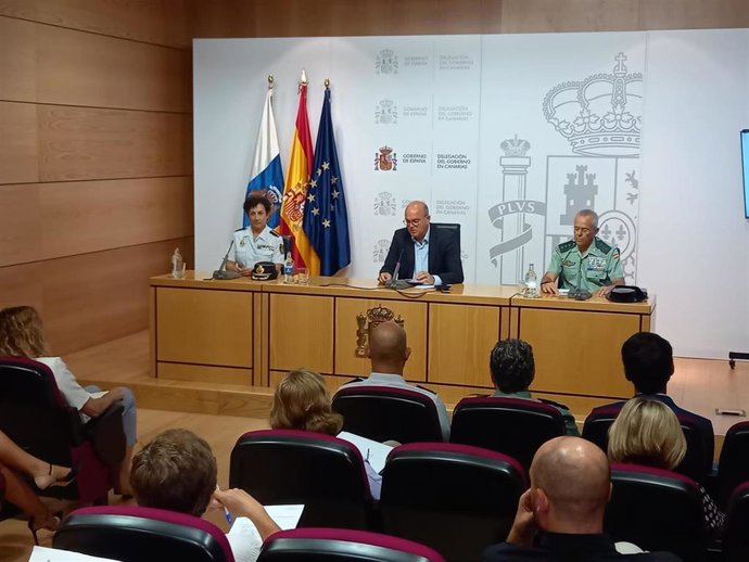 El delegado del Gobierno en Canarias, Anselmo Pestana, junto al coronel jefe de la Comandancia de Las Palmas de la Guardia Civil, Vicente Reig, y la jefa superior en funciones y comisaria principalde Policía Nacional en Canarias, Sagrario de León.