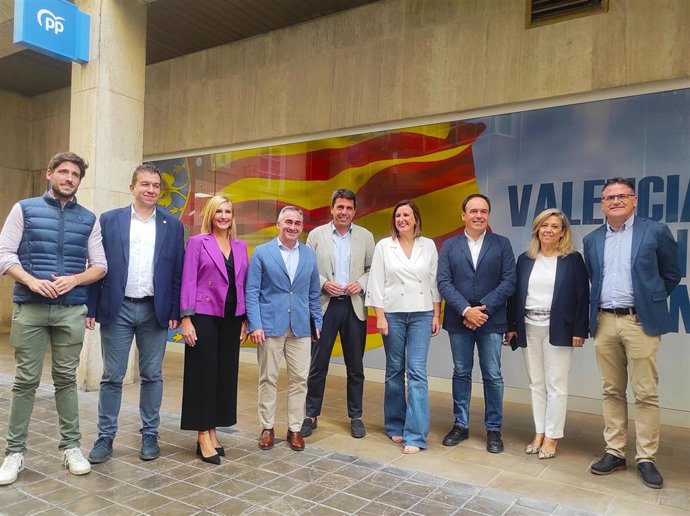 El presidente del PPCV, Carlos Mazón, acompañado de los miembros del comité de campaña electoral del PPCV