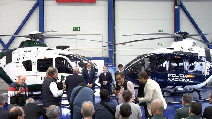 El ministro del Interior, Fernando Grande-Marlaska, ha presidido en Albacete la firma y entrega de los primeros helicópteros que la empresa Airbus Helicopters ha fabricado para reforzar la flota aérea de los cuerpos de Policía Nacional y Guardia Civil.