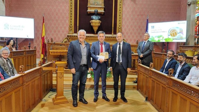 El conseller de Promoción Económica y Desarrollo Local del Consell de Mallorca, Jaume Alzamora, entrega el XI Premio de la fundación 'EsPúblico' al secretario del pleno del Ayuntamiento de Palma, Nicolas Conti.