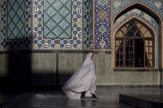 Archivo - Iman de archivo de una musulmana chií delante de una mezquita en Irán.