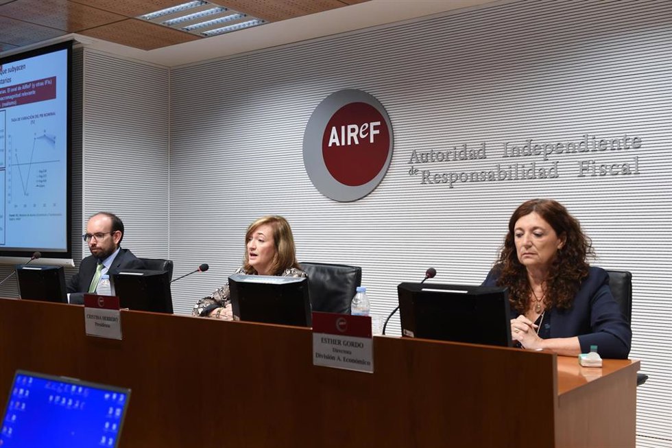 Imagen de archivo de una rueda de prensa de la AIReF.