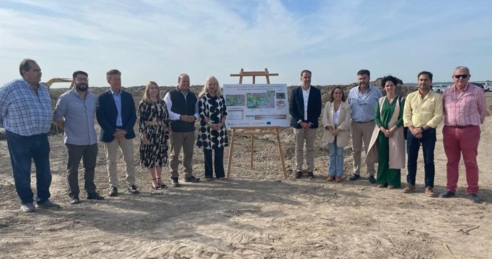 Visita de la delegada del Gobierno de la Junta en Cádiz, Mercedes Colombo, al inicio de las obras para recuperar los humedales del Bajo Guadalquivir en Trebujena