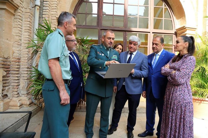 Juan Salom, coronel jefe de la Unidad de Coordinación de Ciberseguridad de la Guardia Civil, comenta con algunos de los participantes en el congreso un posible caso de ataque informático