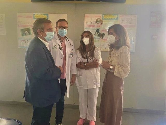 La delegada territorial de Salud y Consumo, María Jesús Botella (dcha.), en su visita al centro de salud de Levante Sur.