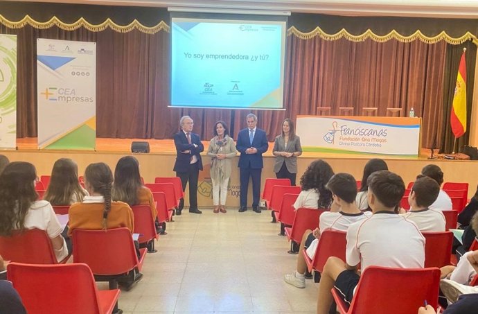 Viso (2 dcha., al fondo), en el acto celebrado el Colegio Divina Pastora.