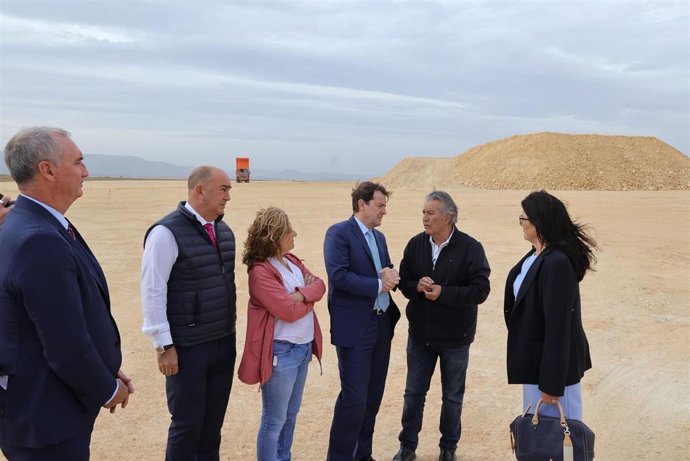 El presidente de la Junta de Castilla y León, Alfonso Fernández Mañueco, visita a los terrenos para la ampliación de Drylock Technologies.
