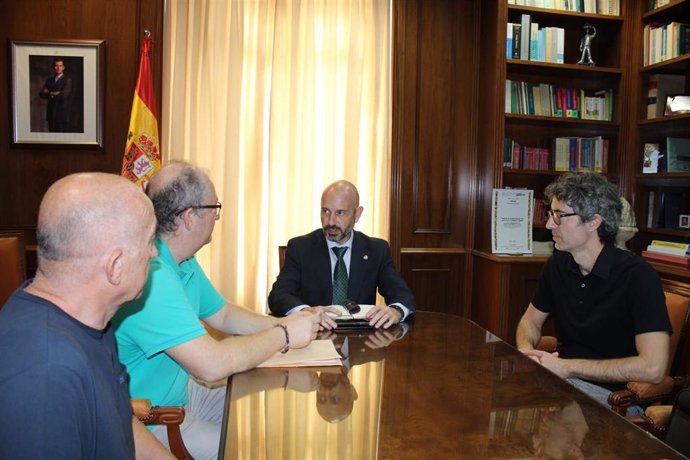 El subdelegado Javier Salas se ha reunido con representantes del Bosque Urbano Málaga.