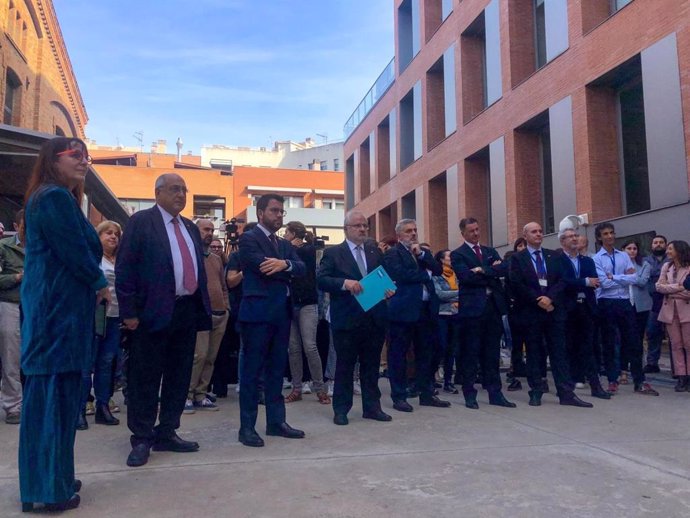 Inauguración del nuevo hub de la UOC en el 22@ de Barcelona, con el presidente de la Generalitat, Pere Aragons, el conseller de Universidades, Joaquim Nadal, y el rector de la UOC, Josep A. Planell, a 28 de octubre de 2022.