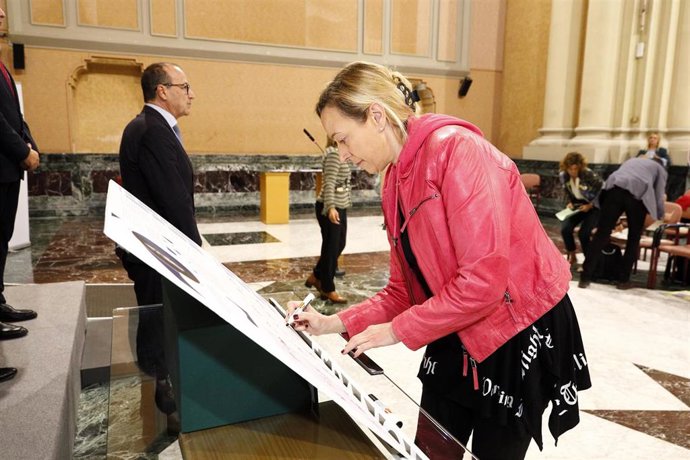 La consejera de Economía, Planificación y Empleo del Gobierno de Aragón, Marta Gastón, ha firmado el pacto para impulsar la cualificación a través de la FP.