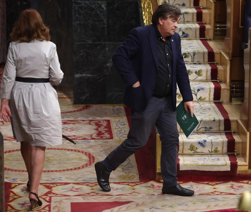 Archivo - El diputado de Teruel Existe, Tomás Guitarte, a su llegada a una sesión plenaria, en el Congreso de los Diputados, a 22 de septiembre de 2022, en Madrid (España). Durante el pleno, se ha decidido y votado, a solicitud del Gobierno, si aprecia
