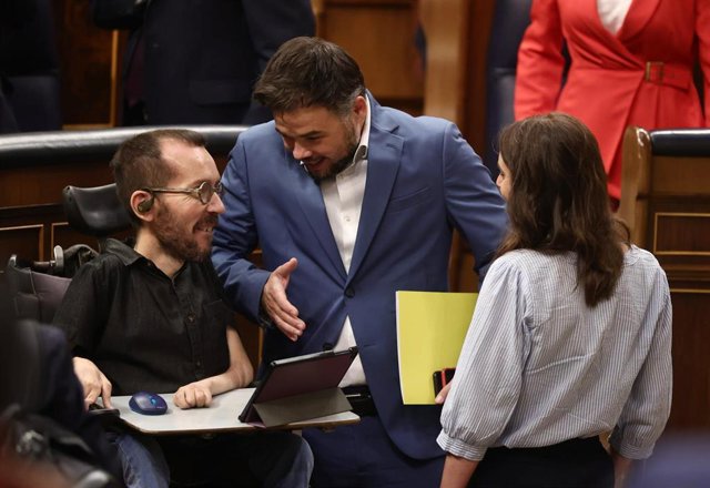 Archivo - (I-D) El portavoz de Unidas Podemos en el Congreso, Pablo Echenique; el portavoz de Esquerra Republicana (ERC) en el Congreso, Gabriel Rufián; y la ministra de Igualdad, Irene Montero, conversan en una sesión plenaria, en el Congreso 