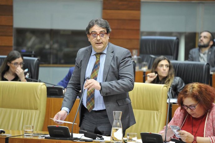 El vicepresidente segundo y consejero de Sanidad, José María Vergeles, comparece en el pleno de la Asamblea