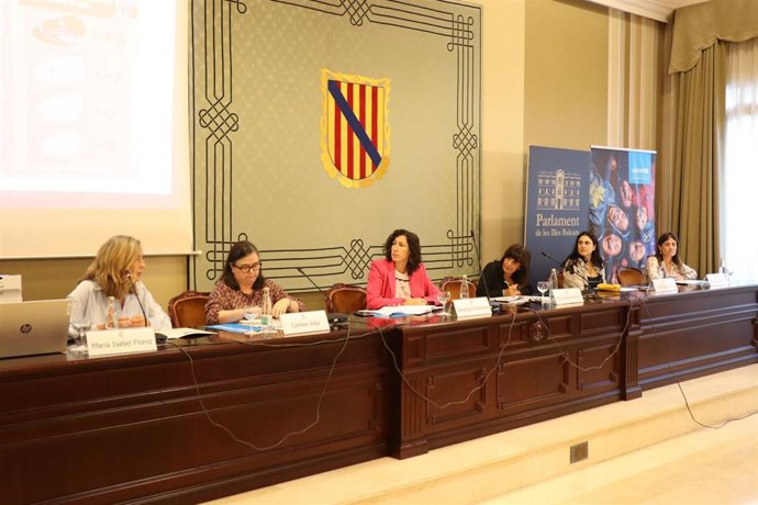 El Parlament acoge una jornada sobre tecnologías y adolescencia y prevención de su abuso.