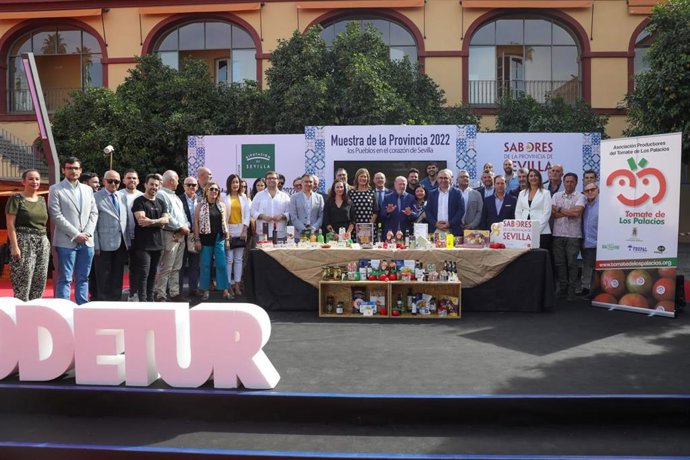 El presidente de la Diputación de Sevilla, Fernando Rodríguez Villalobos, en la presentación de la primera feria de productos locales de 'Sabores de la Provincia'.