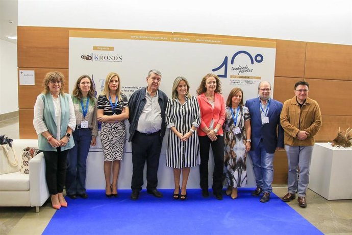 La alcaldesa de Toledo, Milatros Tolón, asiste al X Congreso 'Tendiendo puetnes'.