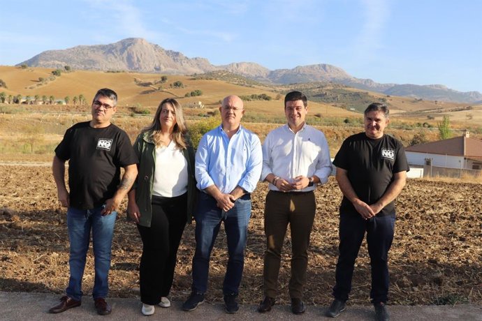 El portavoz del grupo 'popular' en el Ayuntamiento de Casabermeja (Málaga), Pedro Hernández, y el coordinador general del PP de Málaga, Cristóbal Ortega
