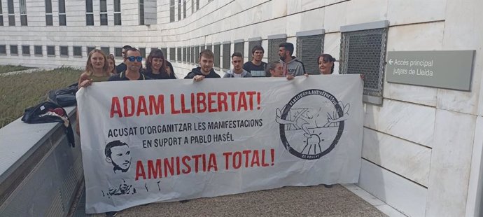 Miembros de la Plataforma Antirepressiva de Ponent protestan por la detención de uno de sus miembros este viernes, a viernes 28 de octubre de 2022, en Lleida (Catalunya), España