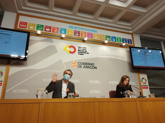 Los directores generales de Salud Pública, Francisco Javier Falo, e Interior y Protección Civil, Carmen Sánchez.