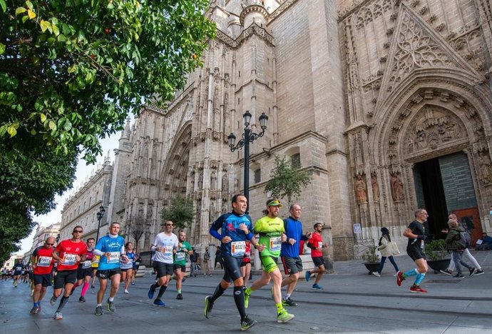 Participantes en el EDP Medio Maratón de Sevilla de la pasada edición, a su paso por la avenida de la Constitución.