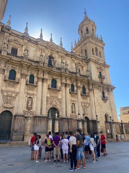 Archivo - Turistas en la plaza de Santa María/Archivo