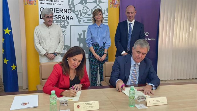 Firma del convenio entre la Subdelegación y Clece.