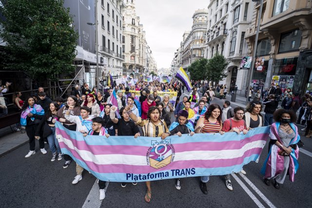 Centenares de personas sostienen una pancarta en una manifestación en contra del atraso del PSOE en la tramitación de la Ley Trans, a 22 de octubre de 2022, en Madrid (España). 