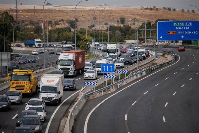 Atasco en la autovía A-3 durante la operación salida por el puente de Todos los Santos, a 28 de octubre de 2022