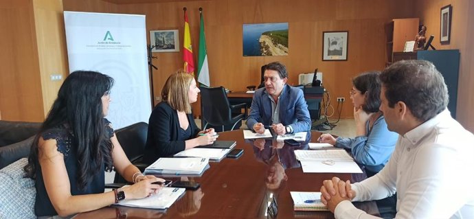 Reunión entre la responsable de Empleo de la Diputación de Cádiz, Ana Carrera, y el delegado territorial de Empleo, Empresa y Trabajo Autónomo de la Junta de Andalucía, Daniel Sánchez,