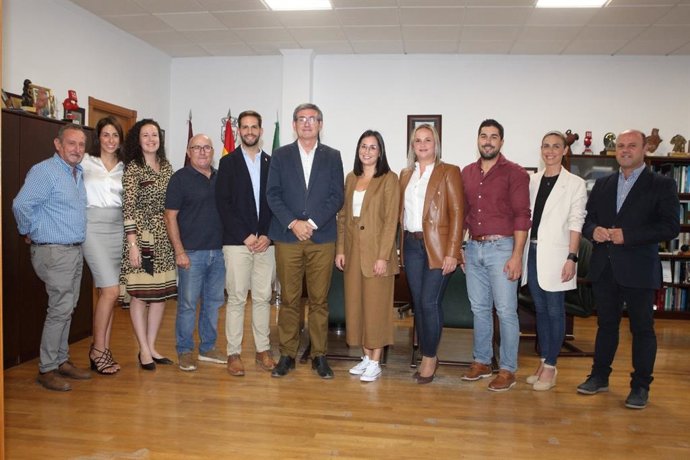 Manuel Cortés (PP) con su equipo de gobierno en Adra (Almería)