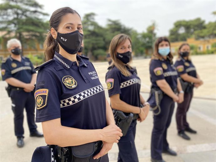 Archivo - La Policía Local de Valncia atiende un 45% más de servicios humanitarios en el último año