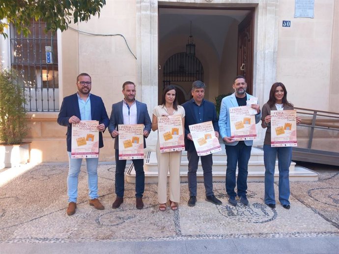 La delegada de Empleo, Empresa y Trabajo Autónomo, María Dolores Gálvez (tercera por la izda.), en la presentación de las ayudas dirigidas a las entidades locales para impulsar la mejora, modernización y promoción del comercio y la artesanía