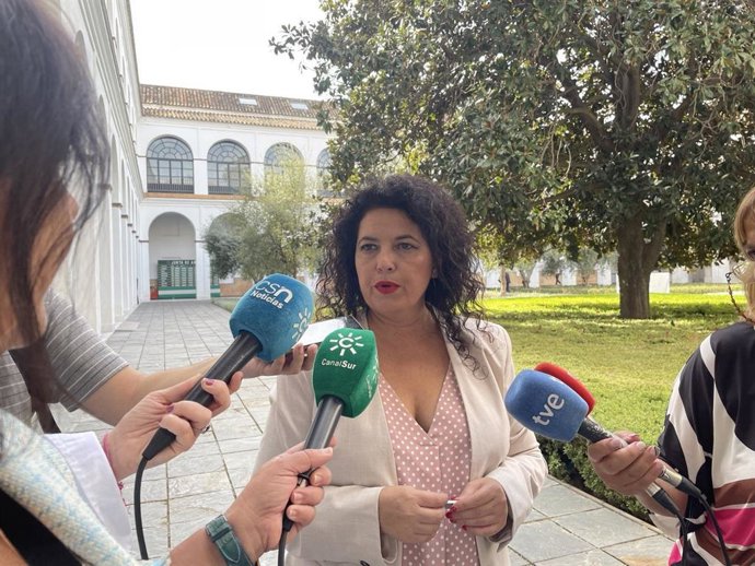 La presidenta del Grupo Parlamentario Mixto-Adelante Andalucía, Maribel Mora, este viernes en declaraciones a los medios.