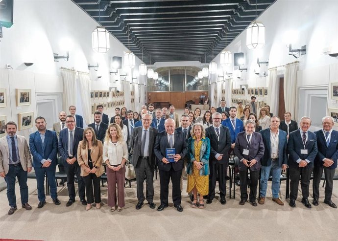 Foto de familia de los asistentes a la reunión del Consejo Autonómico del Movimiento Europeo en el Parlamento andaluz.