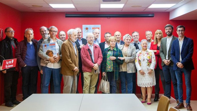 Socialistas en la presentación de la nueva exposición en Salamanca por el triunfo electoral del PSOE en las elecciones generales de 1982.